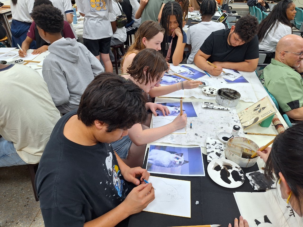 華府學生學習使用毛筆作畫