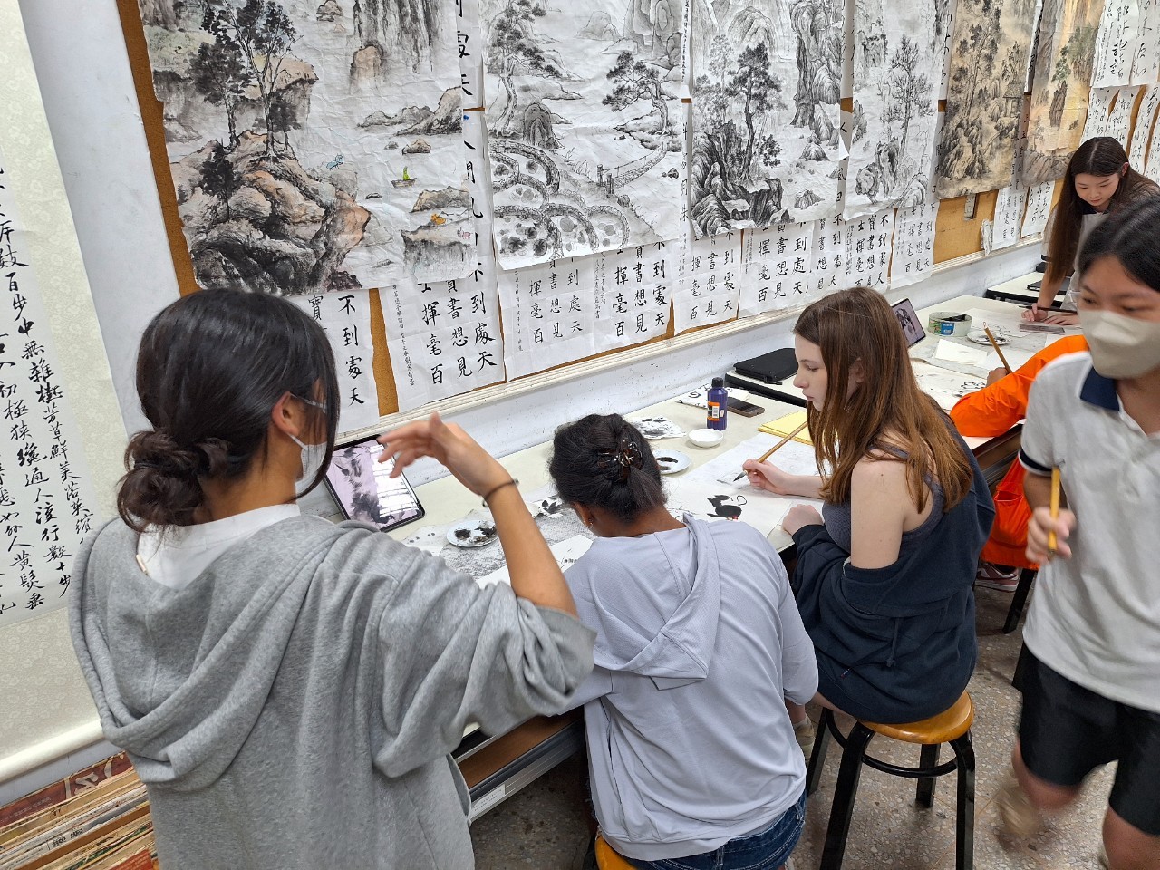 華府學生嘗試國畫