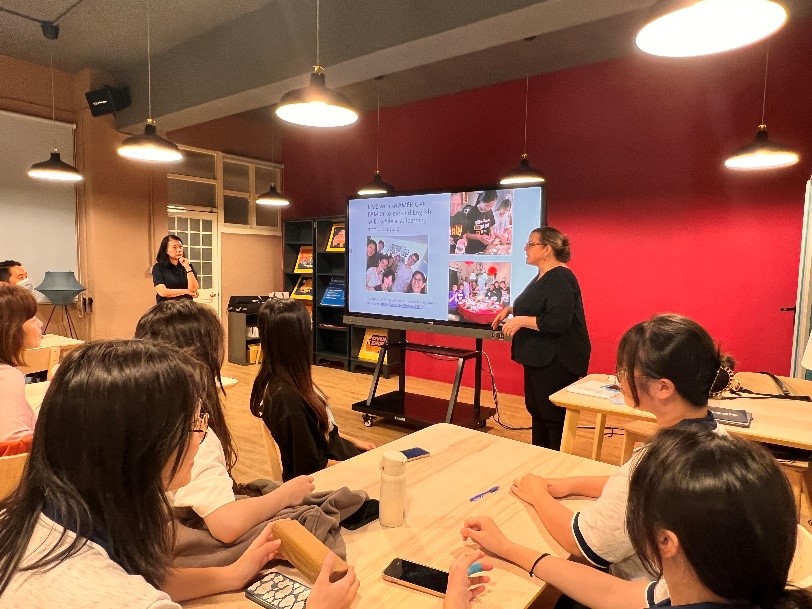 Dr. Rebecca Wood 說明沉浸式課程包含文化體驗、學術能力的培養，參加過的學生的回饋都很正向。