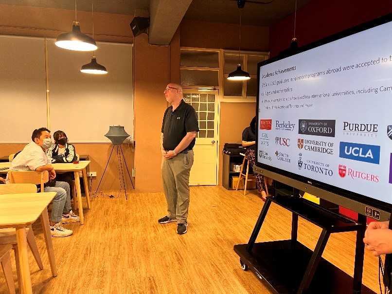 Mr. Jonathan Matthews 說明Fairmont畢業生錄取的名校，以及備受肯定的能力。