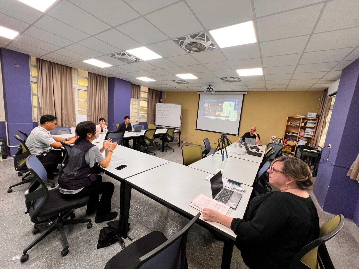 臺美雙聯教師跨校共備：議題式融入線上合作教學課程設計