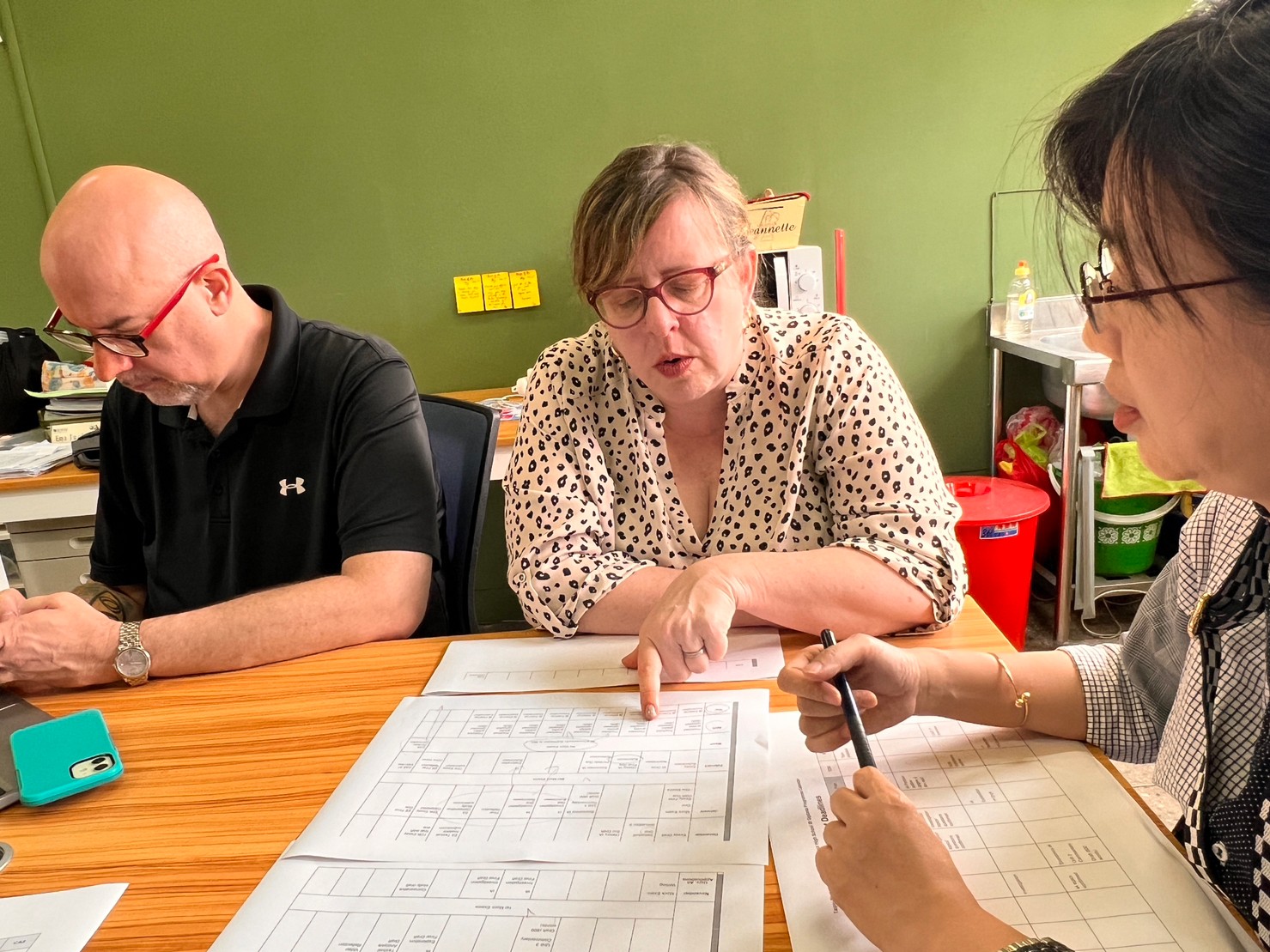 講師透過推薦函實例來說明撰寫重點