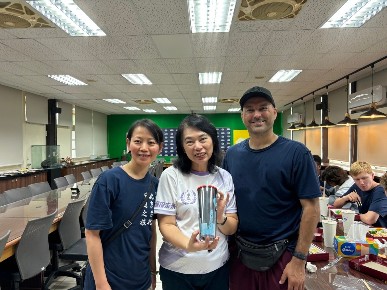 校長與來訪教師合影