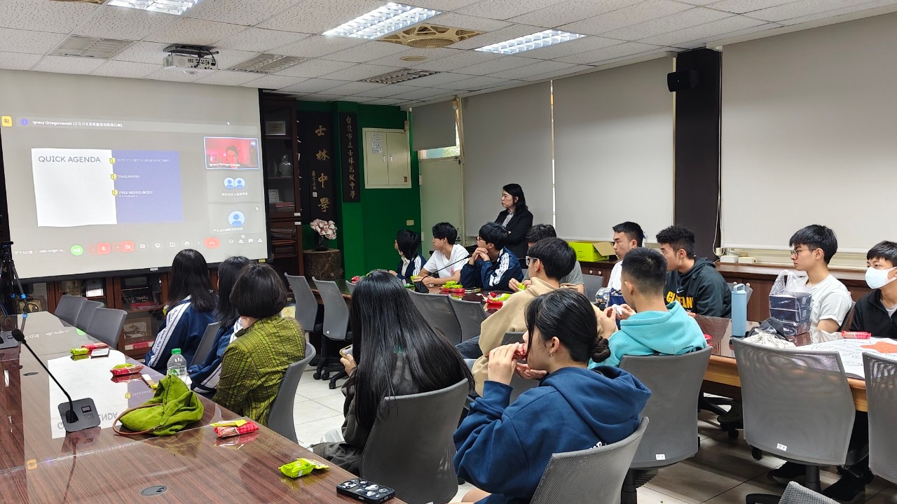 學生專注聆聽分享